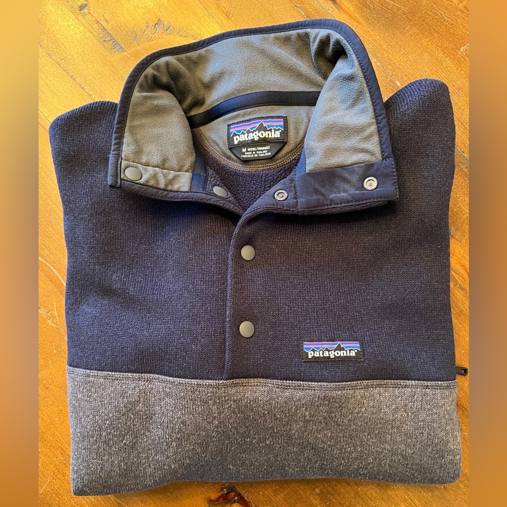 Patagonia Men's Black and Gray Sweater